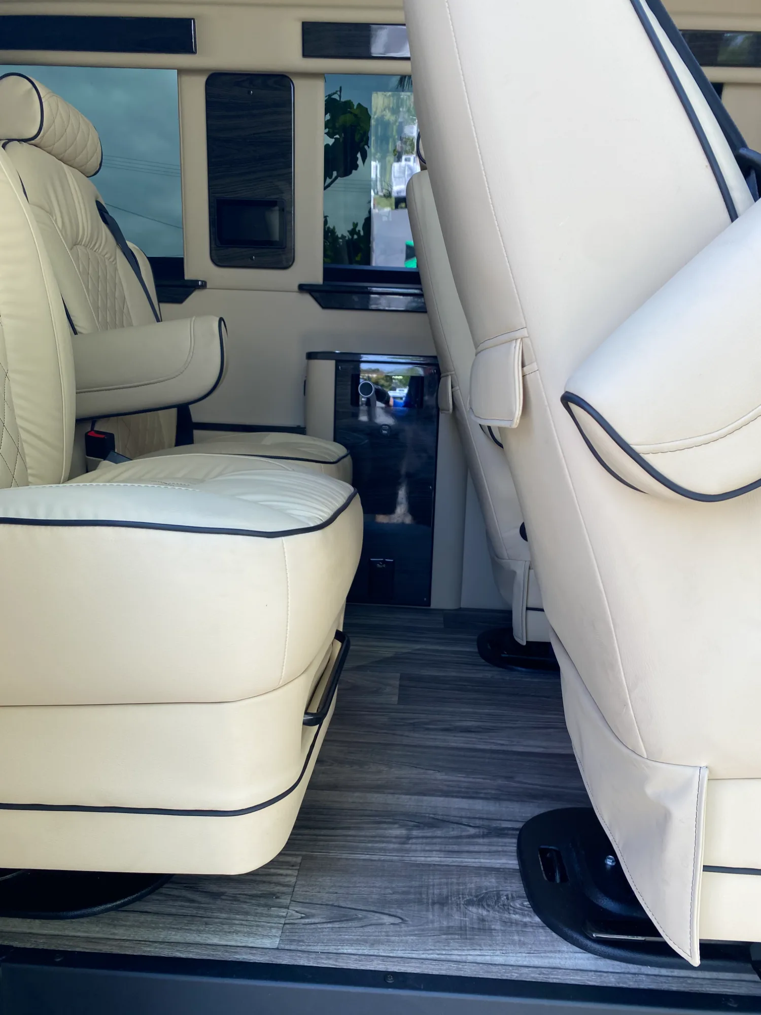 Diamond-quilted stitching, black piping and swivel bases on the Sand leather seats.